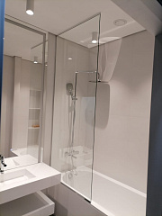 Шторка на ванну по индивидуальному размеру фурнитура хром стационарная прозрачное стекло 8 мм